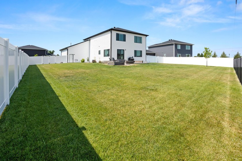 Welcome to this exceptional two-story home, perfectly situated - photo 6