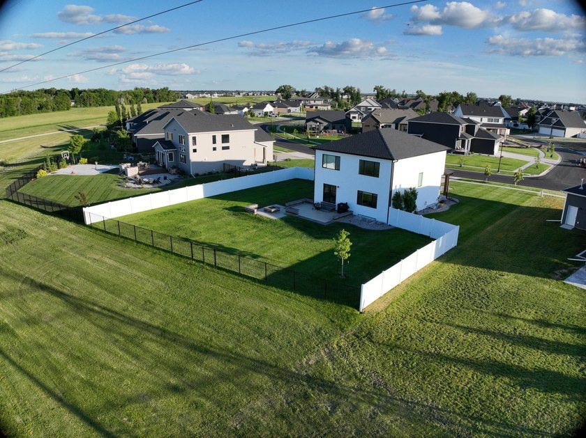 Welcome to this exceptional two-story home, perfectly situated - photo 7