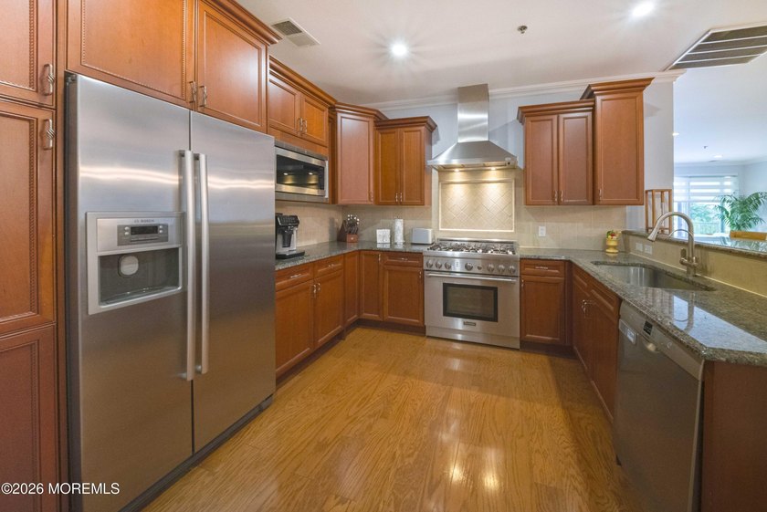 Just in time for summer! Fully renovated. Nothing to do but - photo 5