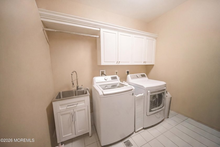 Just in time for summer! Fully renovated. Nothing to do but - photo 7
