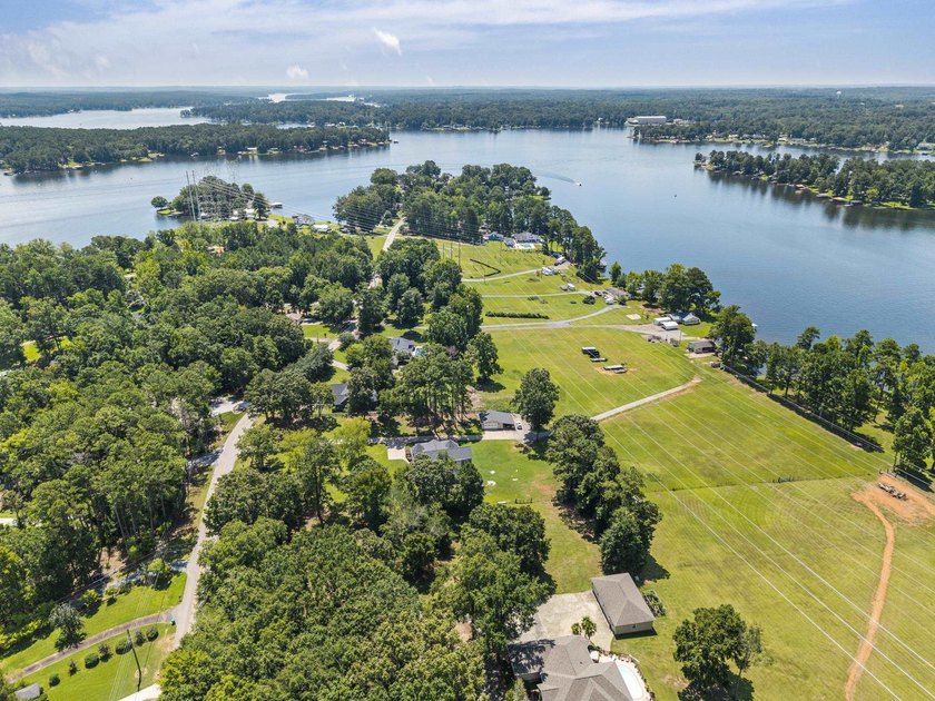 EXTRAORDINARY OPPORTUNITY TO OBTAIN OVER 4 ACRES OF PRIME LEVEL - photo 32