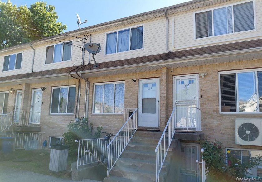 This Condo Style Home Features 3 Bedrooms, 2.5 Baths, Eat In - photo 4