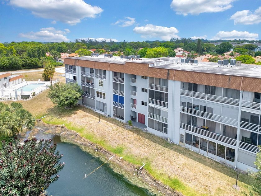 Priced to sell!!! Exquisite top-floor 3-bedroom, 2-bathroom with - photo 2