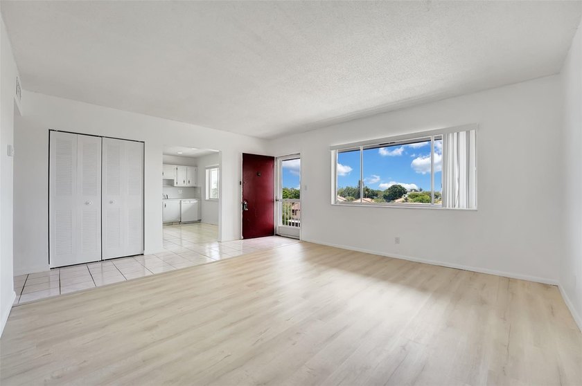 Priced to sell!!! Exquisite top-floor 3-bedroom, 2-bathroom with - photo 3