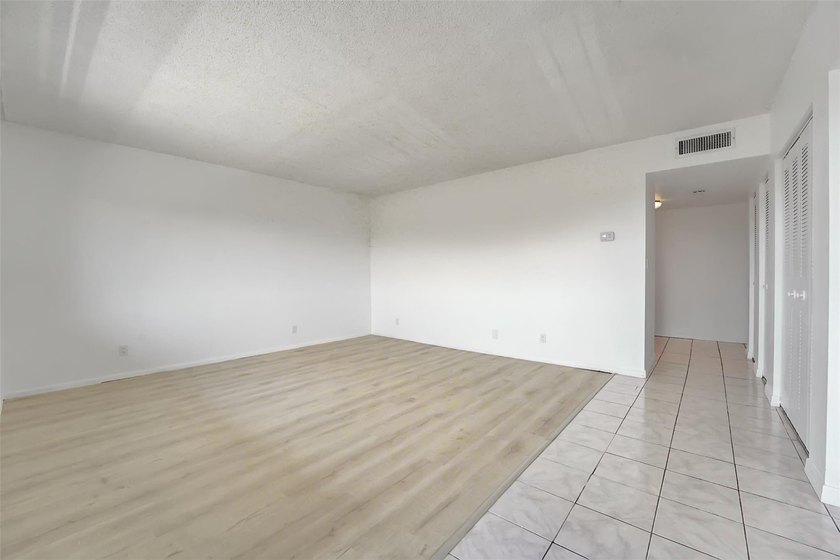 Priced to sell!!! Exquisite top-floor 3-bedroom, 2-bathroom with - photo 4