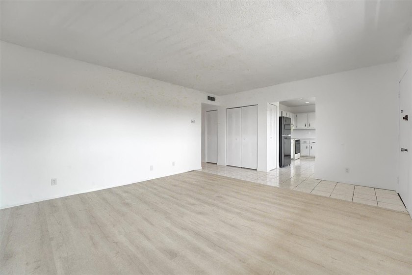 Priced to sell!!! Exquisite top-floor 3-bedroom, 2-bathroom with - photo 5
