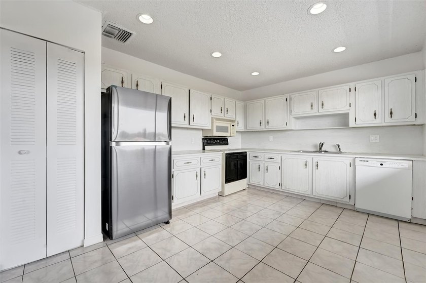 Priced to sell!!! Exquisite top-floor 3-bedroom, 2-bathroom with - photo 6