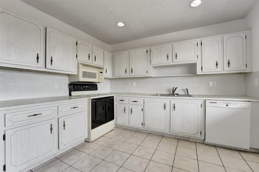 Priced to sell!!! Exquisite top-floor 3-bedroom, 2-bathroom with - photo 7