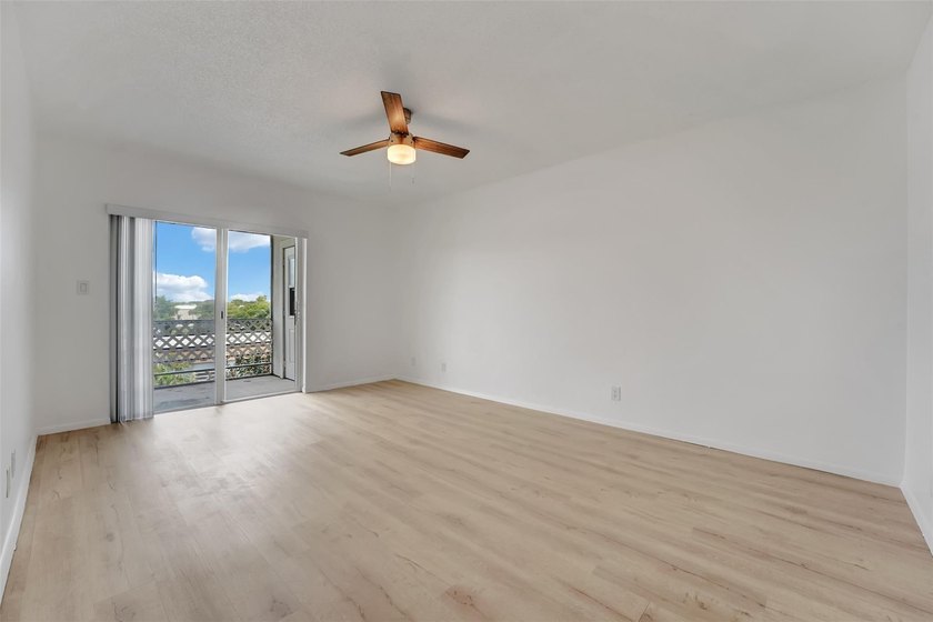 Priced to sell!!! Exquisite top-floor 3-bedroom, 2-bathroom with - photo 9