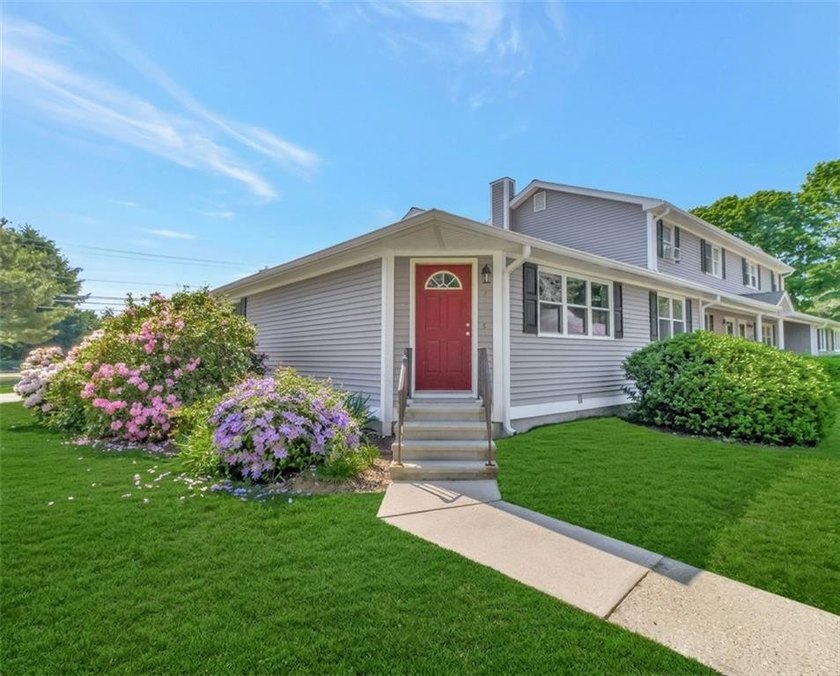 Beautiful condo in Tiverton, close to Fall River shopping &amp; - photo 2