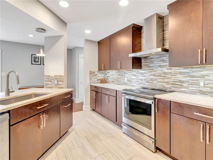 Beautiful condo in Tiverton, close to Fall River shopping &amp; - photo 3