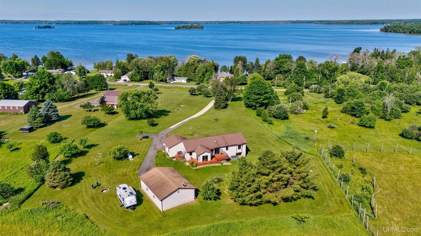 Sitting on a picturesque 9 acre parcel in a fantastic location - photo 2