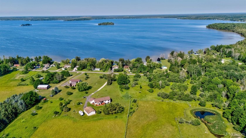 Sitting on a picturesque 9 acre parcel in a fantastic location - photo 3