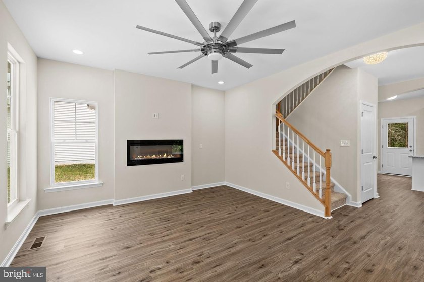 NEW CONSTRUCTION! Estimated completion: Aug. 1, 2026. Modern - photo 4