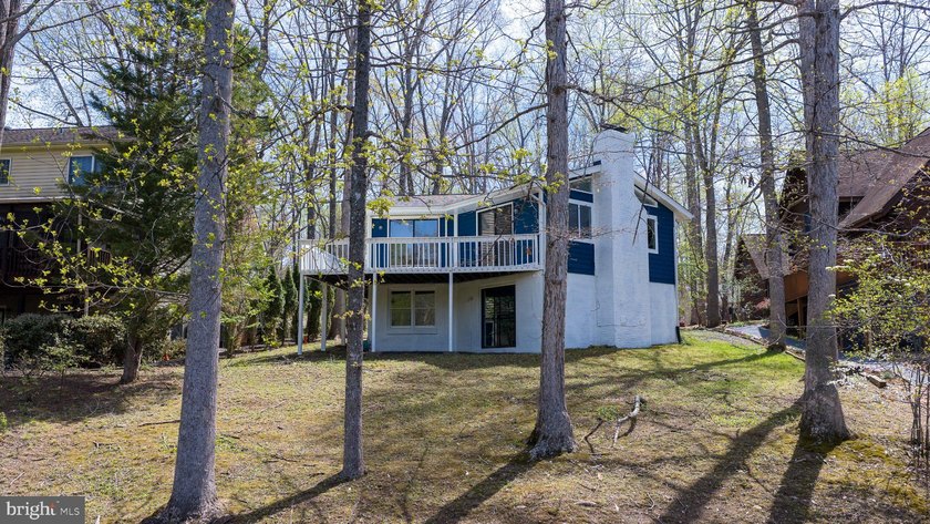 Welcome to your lakefront dream home in the highly sought-after - photo 4
