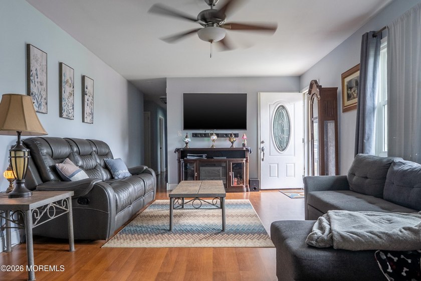 Welcome home to this well-cared for ranch in Lake Riviera - photo 3