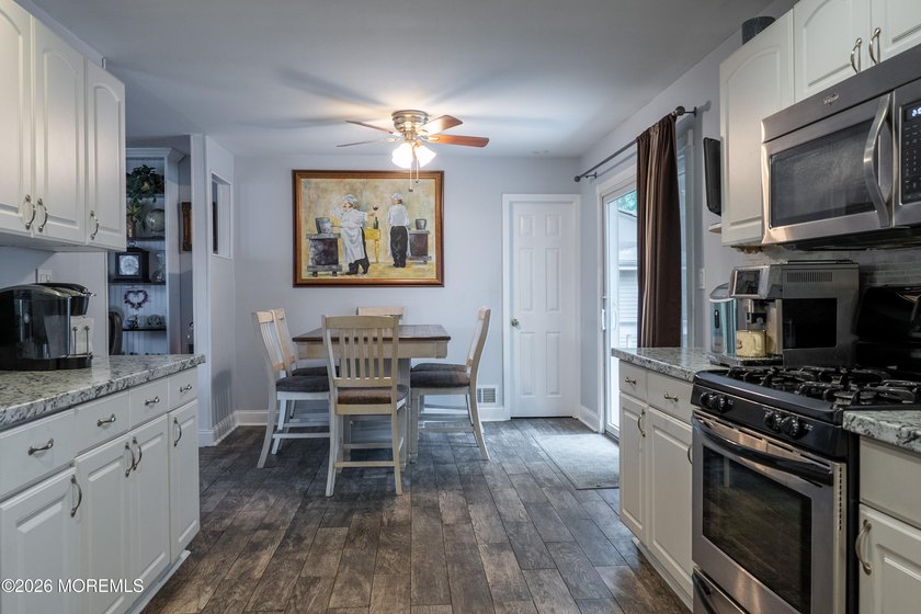 Welcome home to this well-cared for ranch in Lake Riviera - photo 8