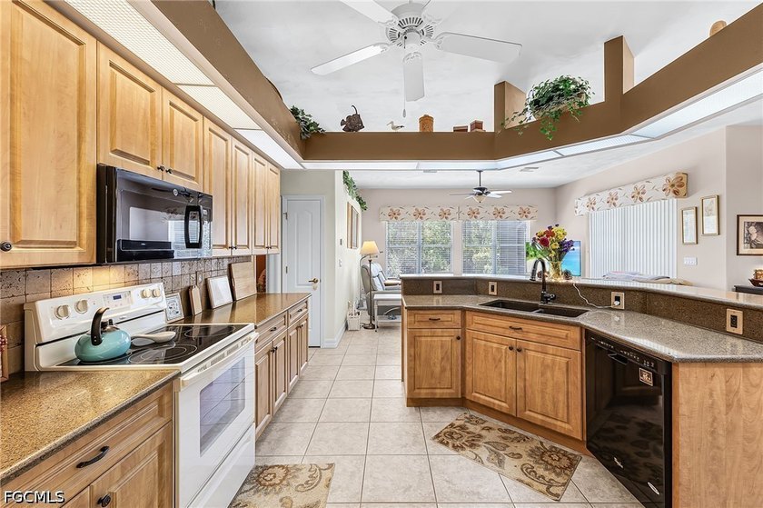 Lovely spacious pool home on one of the best lots in this area - photo 10