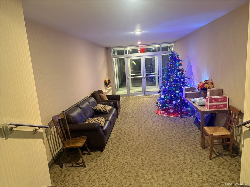 Move-right into this bright and updated top-floor 1-bedroom, 1 - photo 2