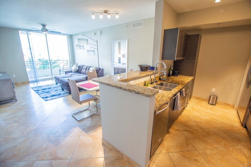 Enjoy beautiful city views from this residence in a full-service - photo 2
