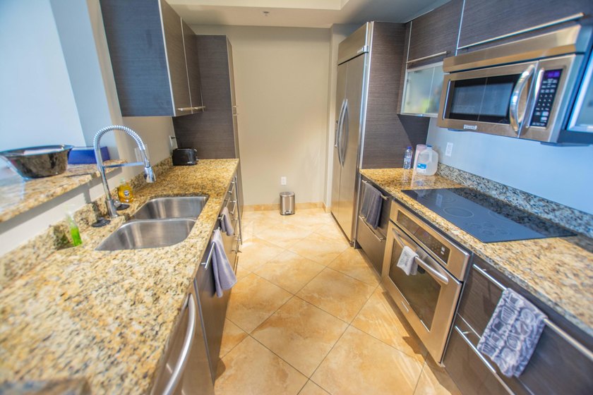 Enjoy beautiful city views from this residence in a full-service - photo 3