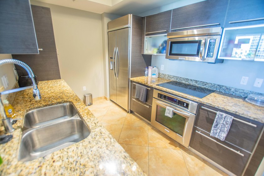 Enjoy beautiful city views from this residence in a full-service - photo 5