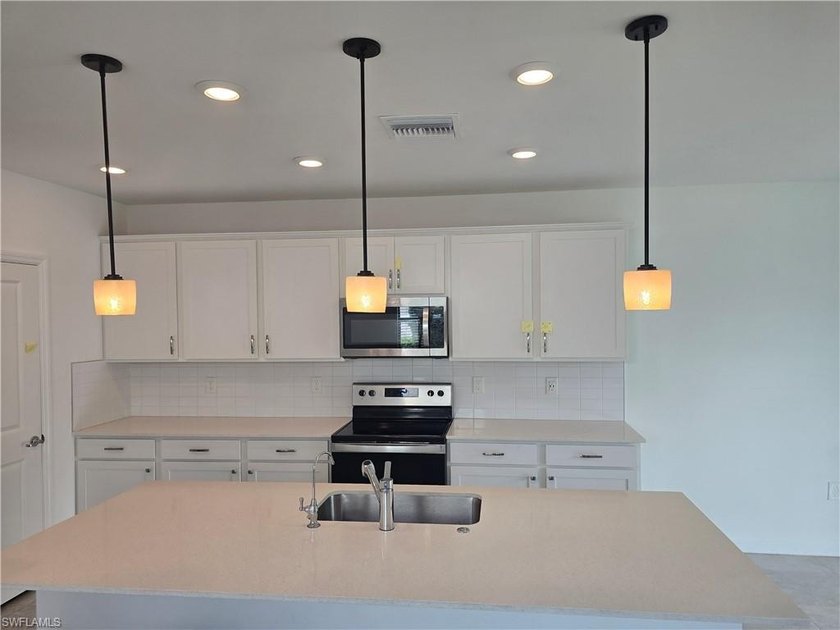 *****Short Sale*****. Beautiful 3 bedroom, 2 bathroom, 2 car - photo 2