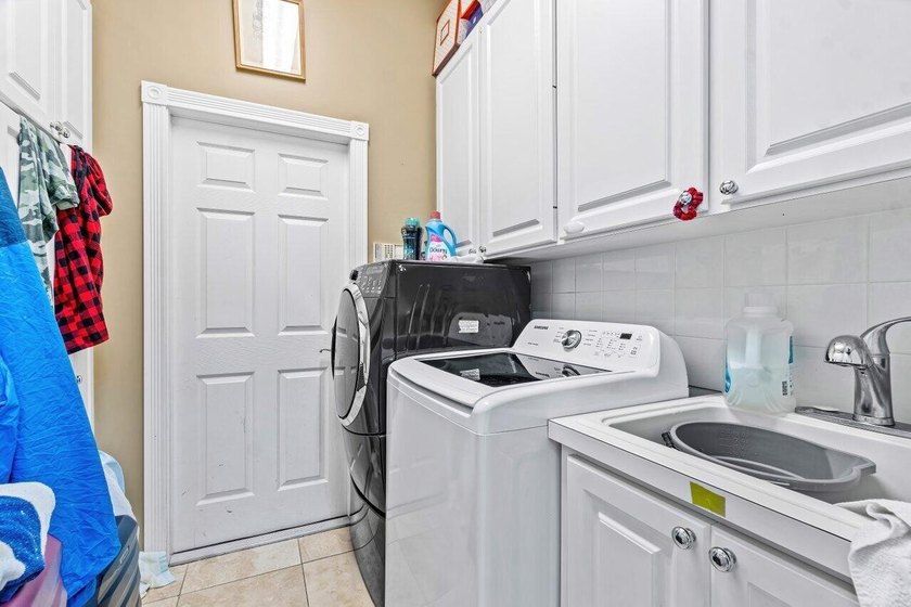 ONE OF A KIND LOT AND LAYOUT IN RIVERWALK! BRAND NEW ROOF - - photo 28