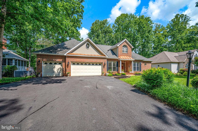 Step into the Lake of the Woods lifestyle with this inviting - photo 3