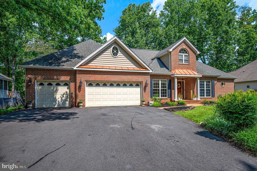 Step into the Lake of the Woods lifestyle with this inviting - photo 4