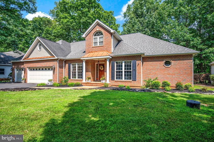 Step into the Lake of the Woods lifestyle with this inviting - photo 6