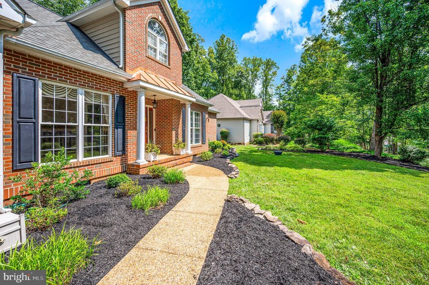 Step into the Lake of the Woods lifestyle with this inviting - photo 7