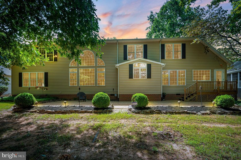 Step into the Lake of the Woods lifestyle with this inviting - photo 9