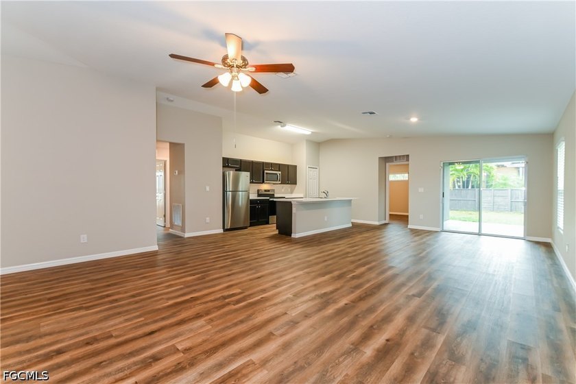 4-bedroom, 2-bath home on an oversized lot with 1,833 sq ft of - photo 3