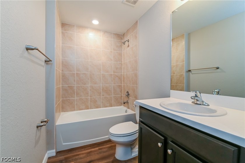 4-bedroom, 2-bath home on an oversized lot with 1,833 sq ft of - photo 8