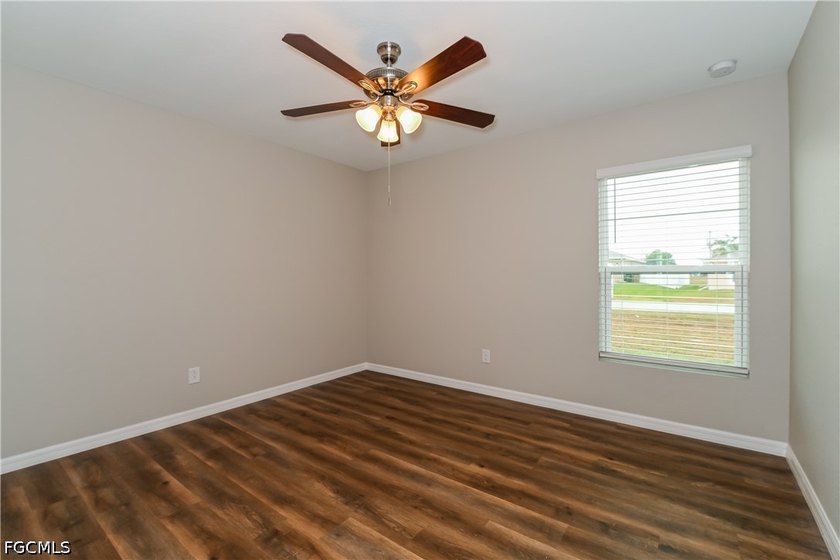 4-bedroom, 2-bath home on an oversized lot with 1,833 sq ft of - photo 10