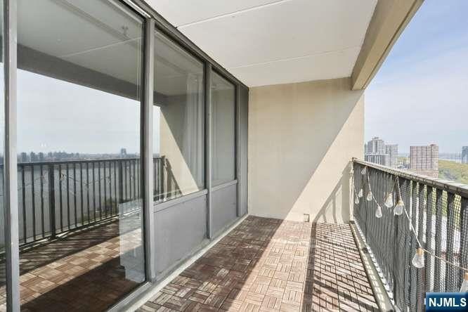 Desirable large 1 Bedroom,1 Bathroom on High Floor of Full - photo 3