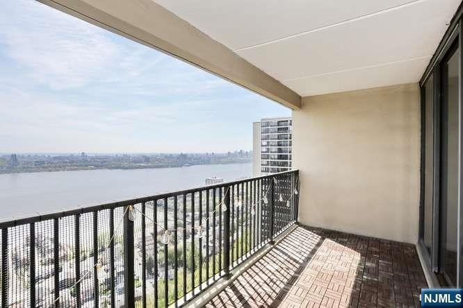 Desirable large 1 Bedroom,1 Bathroom on High Floor of Full - photo 4