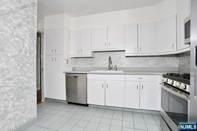 Desirable large 1 Bedroom,1 Bathroom on High Floor of Full - photo 6