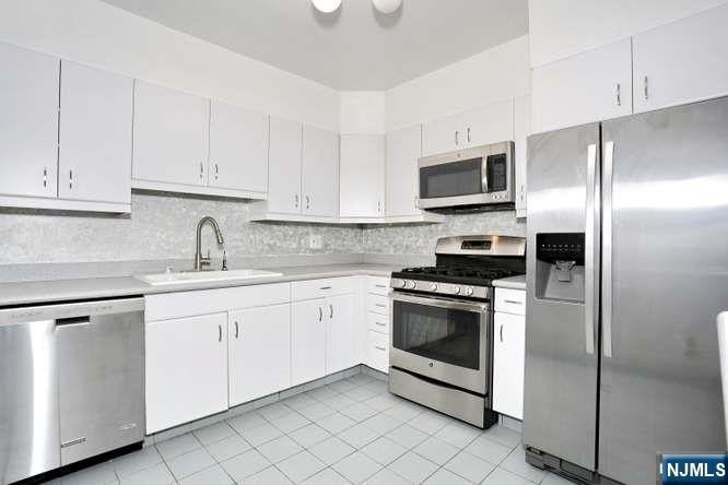 Desirable large 1 Bedroom,1 Bathroom on High Floor of Full - photo 7