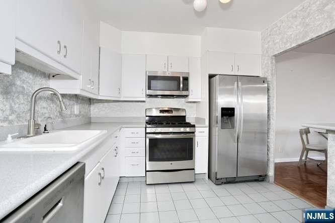 Desirable large 1 Bedroom,1 Bathroom on High Floor of Full - photo 9