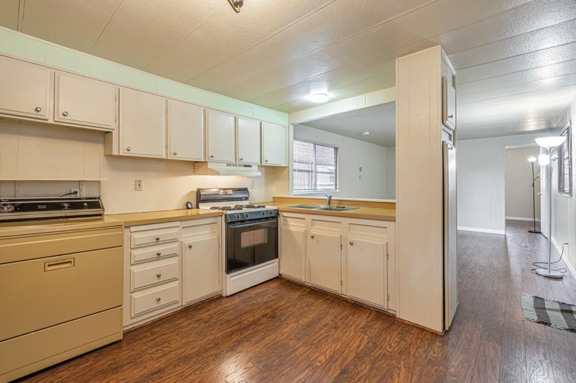 This well-maintained home presents a fantastic opportunity to - photo 11