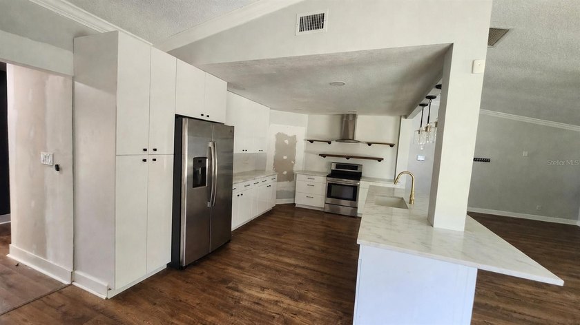 Short Sale. Spacious 3BD/3BA pool home in Errol Estate's - photo 4