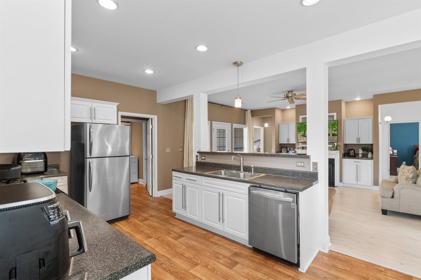 Welcome to 493 Garden Avenue in Georgetown, SC! Situated on a - photo 7