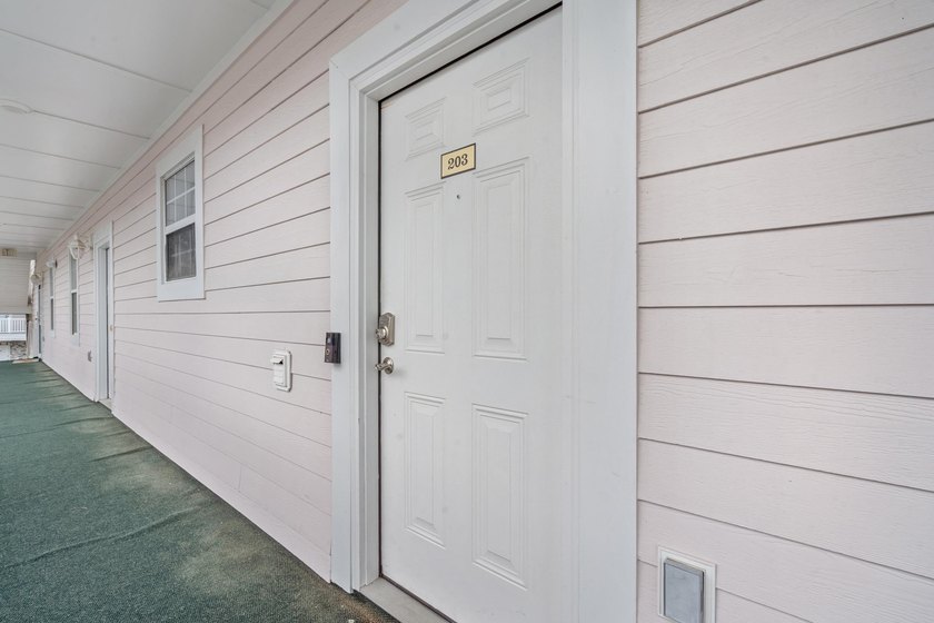 Welcome to this beautifully maintained 2-bedroom, 2-bathroom - photo 3