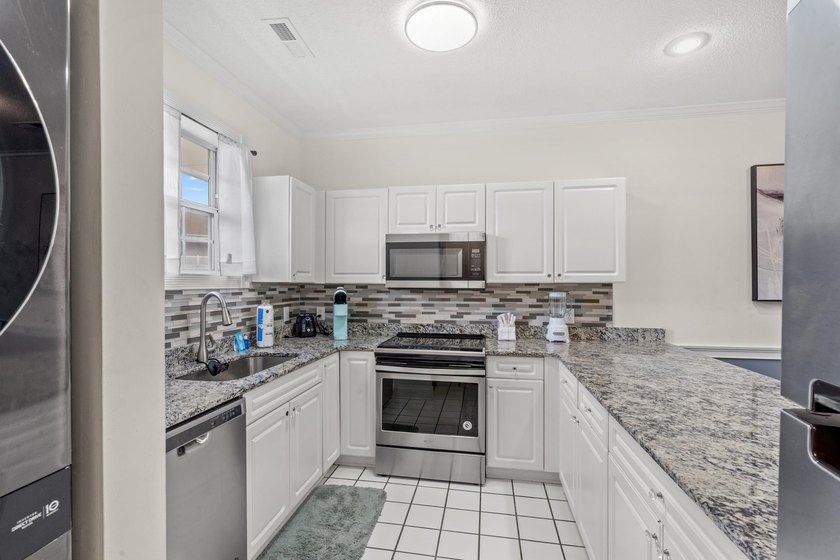 Welcome to this beautifully maintained 2-bedroom, 2-bathroom - photo 4