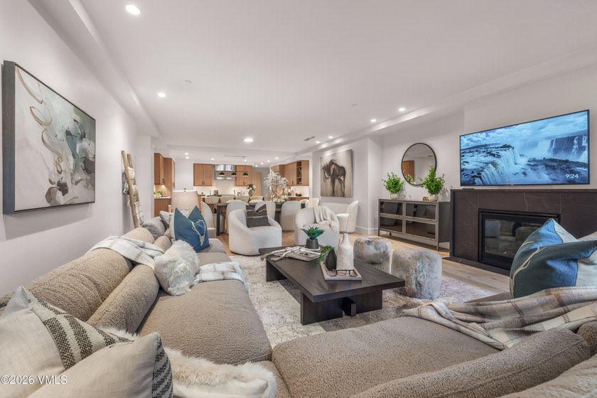 This exceptionally rare single-level residence offers 5 bedrooms - photo 4