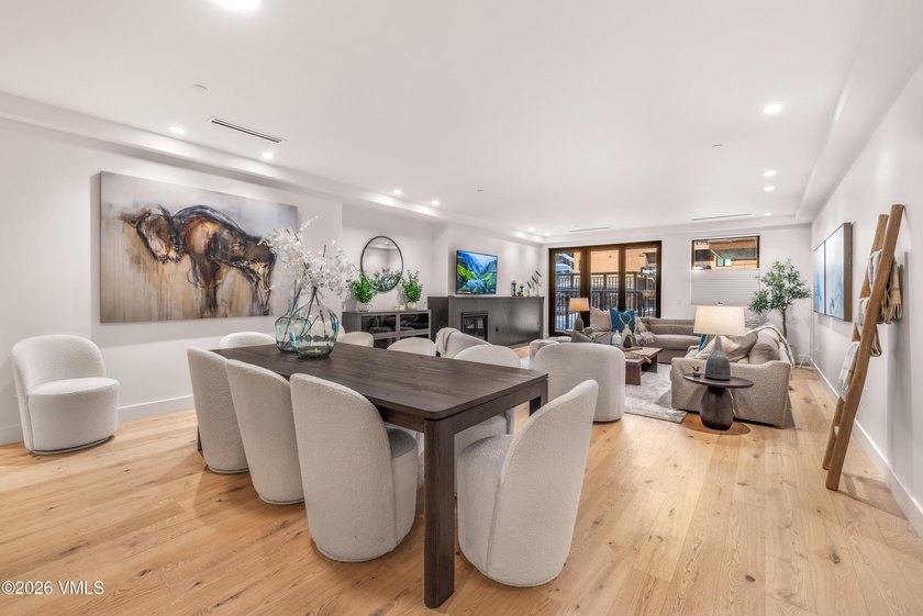 This exceptionally rare single-level residence offers 5 bedrooms - photo 7