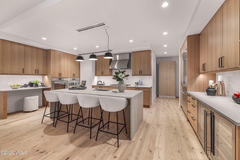 This exceptionally rare single-level residence offers 5 bedrooms - photo 9