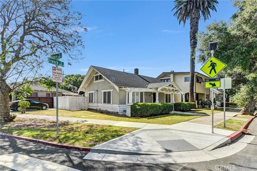 Welcome to this charming turn-of-the-century Craftsman Bungalow - photo 2